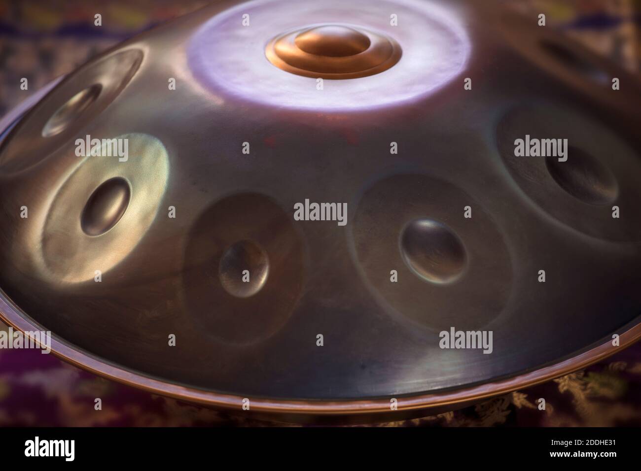 Nahaufnahme der Aufhängetrommel. Hang, handpad, Trommel Musikinstrument. Stockfoto