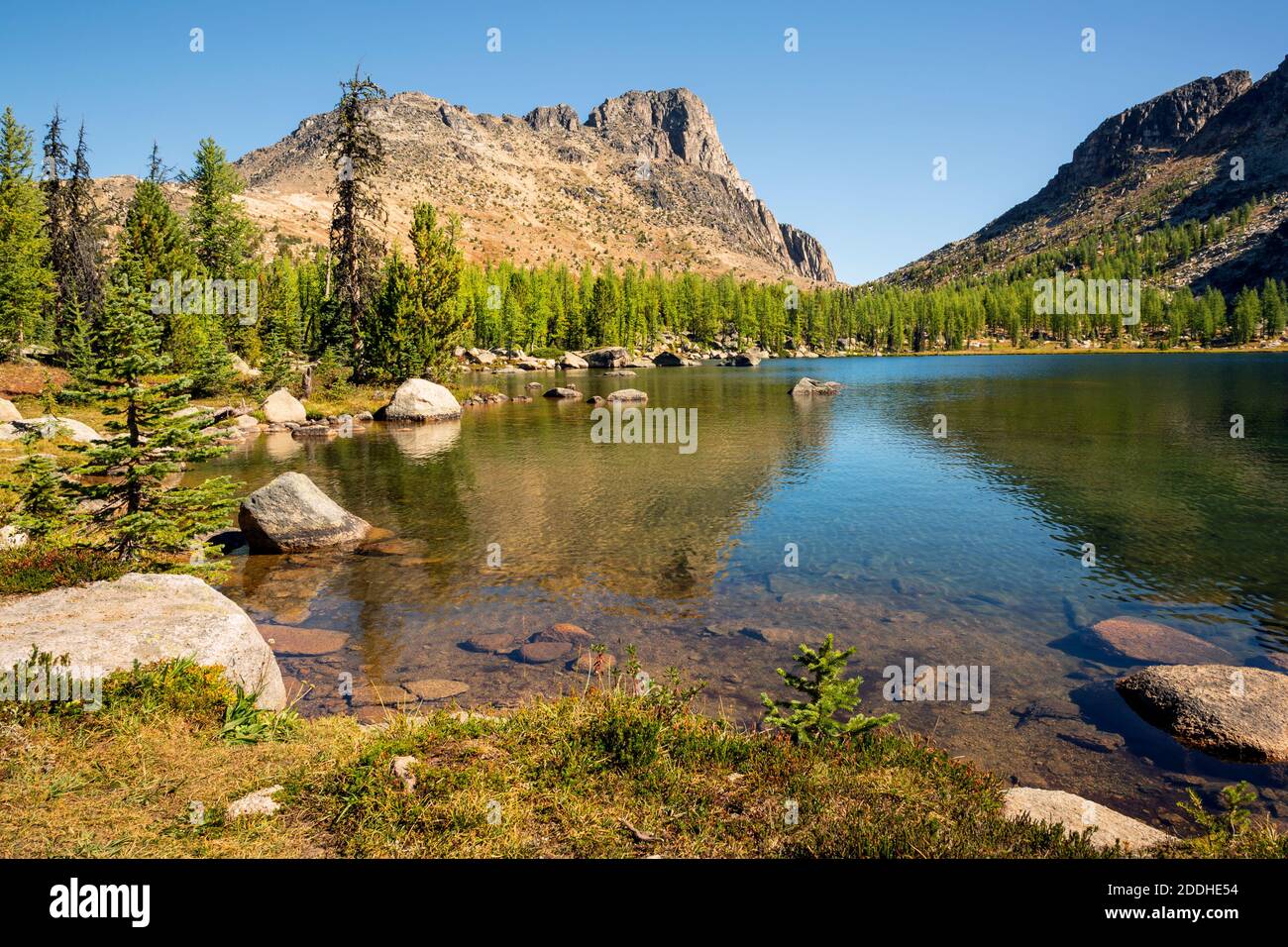WA18517-00...WASHINGTON - Cathedral Peak spiegelt sich im Upper Cathedral Lake in der Pasayten Wilderness Area des Okanogan National Forest wider. Stockfoto