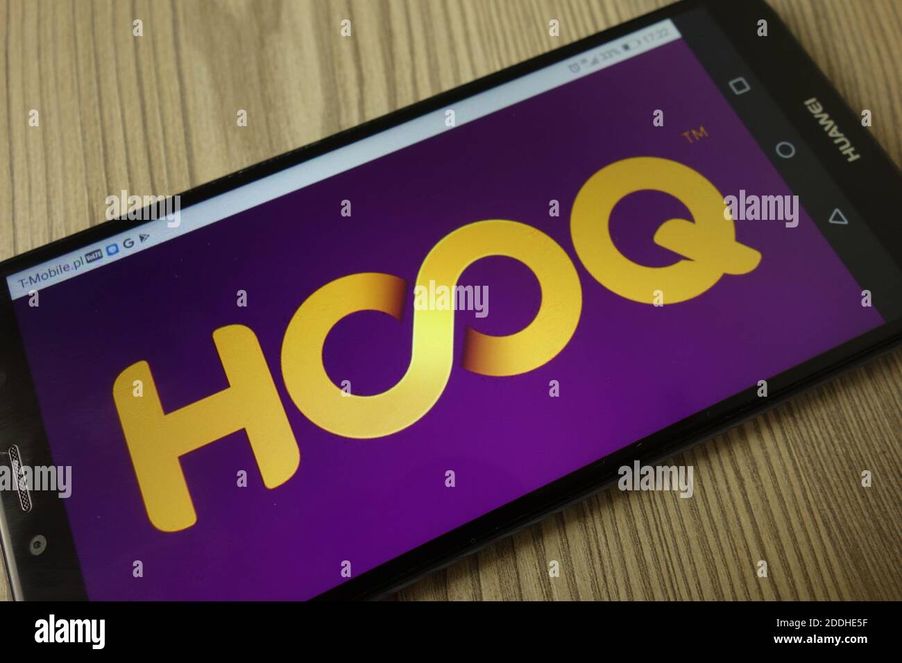 KONSKIE, POLEN - 21. Dezember 2019: HOOQ Video Streaming Service Logo auf dem Handy angezeigt Stockfoto