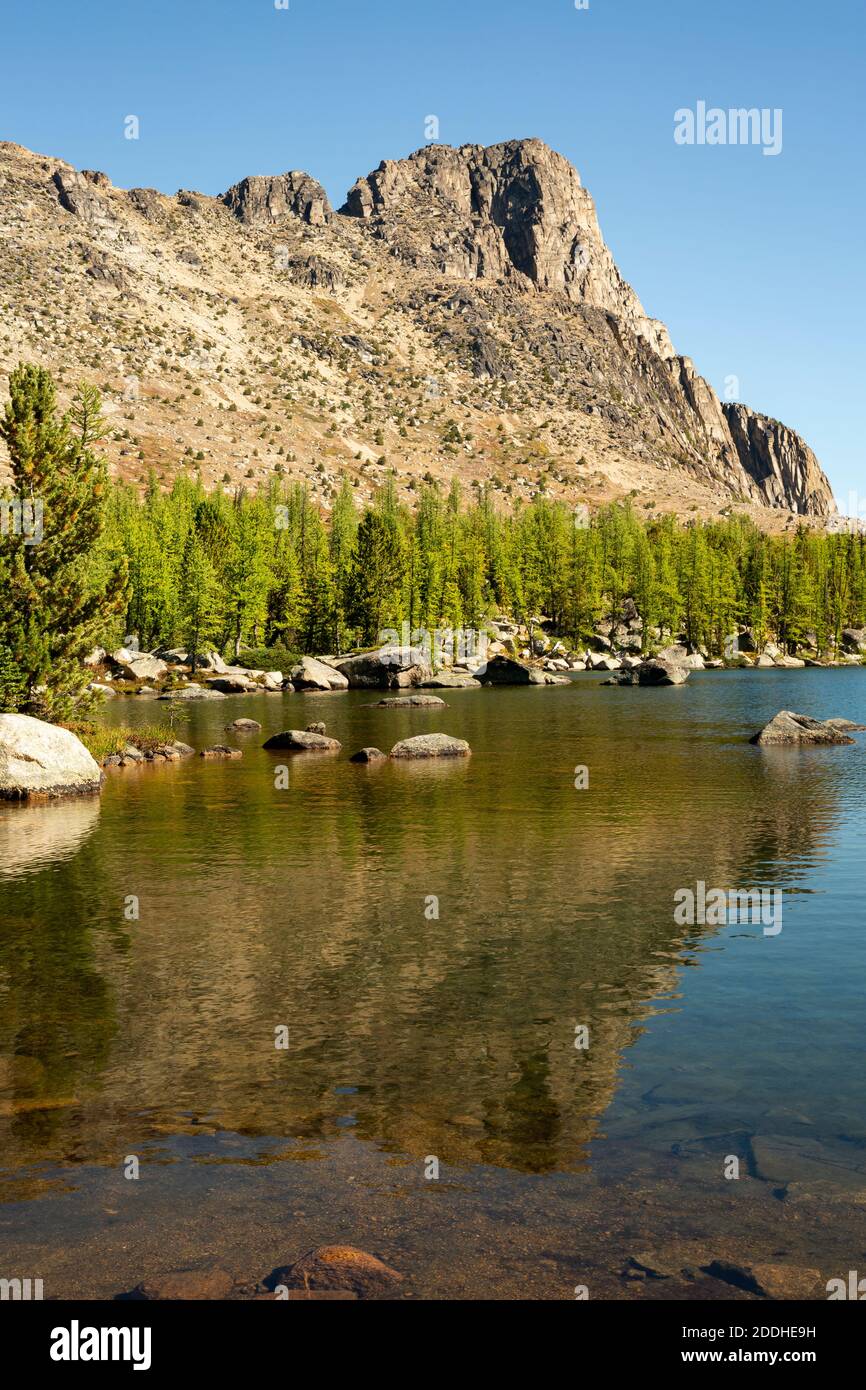 WA18520-00...WASHINGTON - Cathedral Peak spiegelt sich im Upper Cathedral Lake in der Pasayten Wilderness Area des Okanogan National Forest wider. Stockfoto