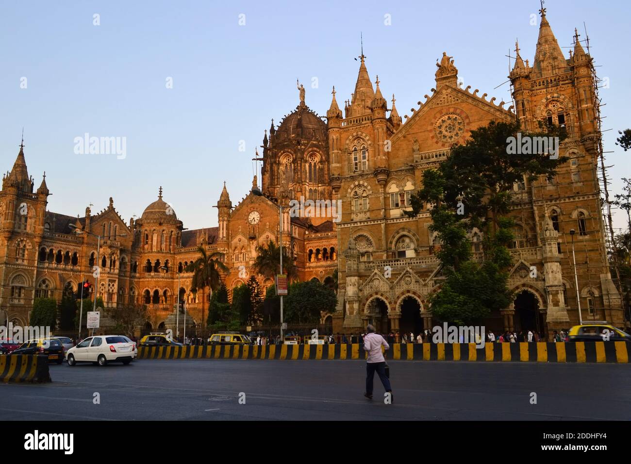 Mumbai, Indien - Januar, 2017: Man läuft über eine Straße in der Nähe von Chhatrapati Shivaji Terminus Bahnhof (Victoria Terminus) - UNESCO World Herit Stockfoto