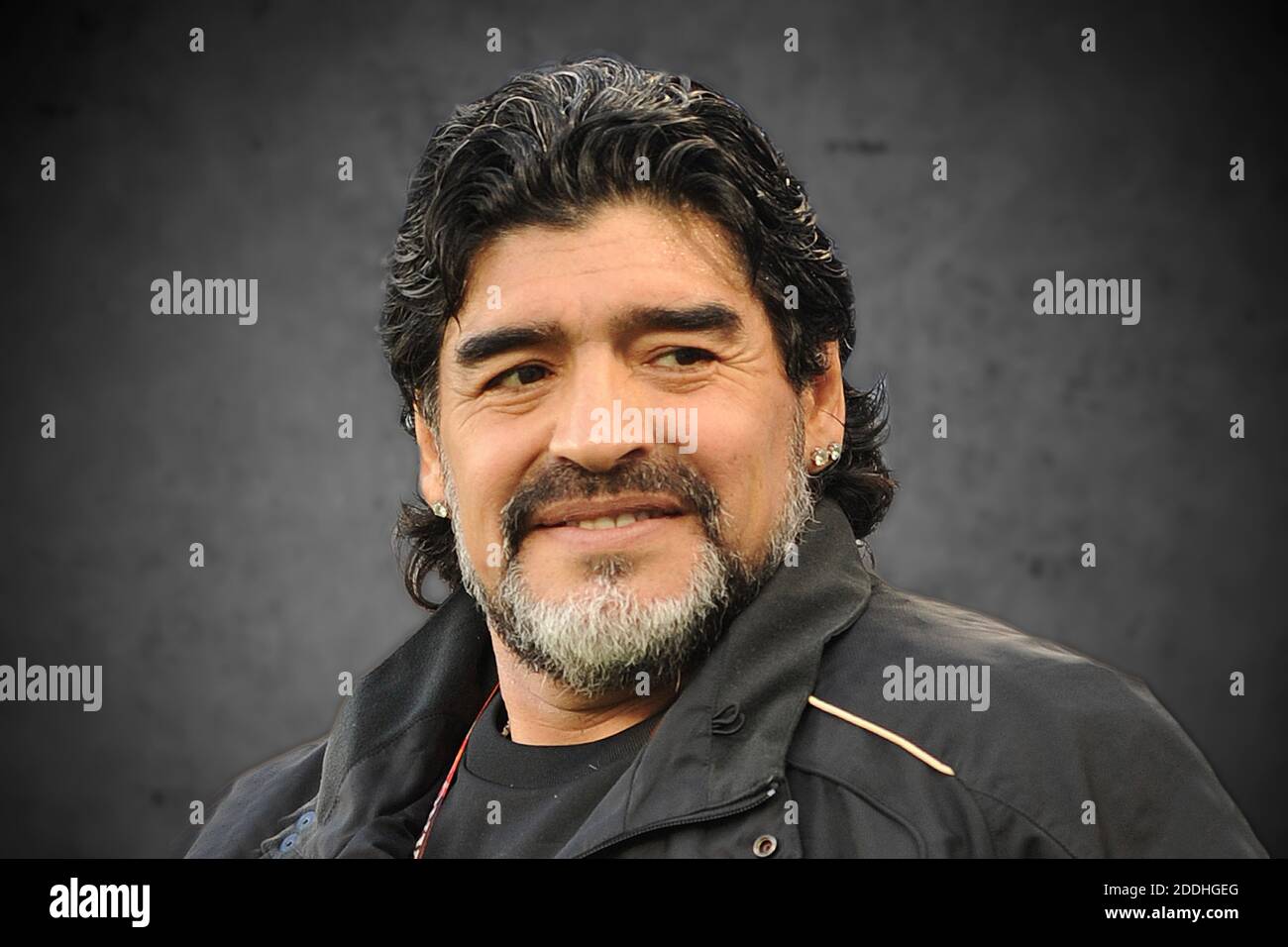 FOTOMONTAGE: Diego Maradona ist tot! Archivfoto: Diego MARADONA (ARG), Trainer, Halbportrait, Wellen nach Argentinien (ARG) -Deutschland (GER). Viertelfinale, 8. Runde, FIFA World Cup 2010, 07/03/2010 Fußball-Weltmeisterschaft 2010 in Südafrika ab 11.06. - 07/11/2010. Weltweite Nutzung Stockfoto