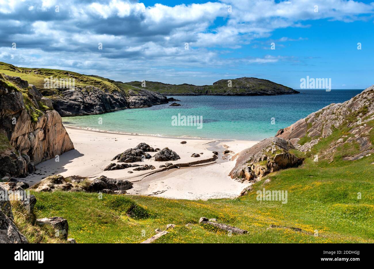 ACHMELVICH BAY LOCHINVER SUTHERLAND SCHOTTLAND EIN KLEINER WEISSER SANDSTRAND UND EIN KLARES BLAUES UND TÜRKISFARBENES MEER Stockfoto