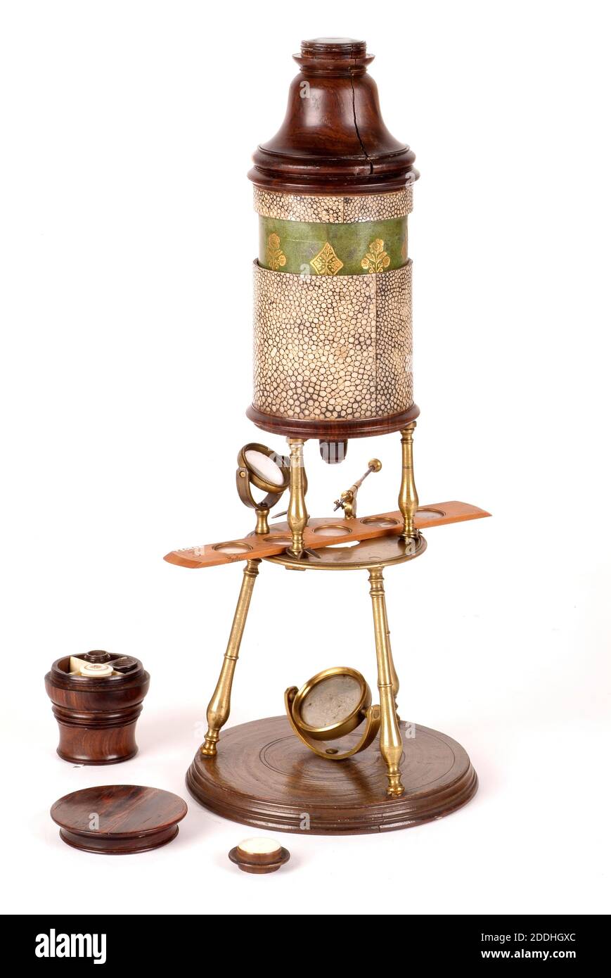 Wissenschaftliches Instrument, Culpepper Compound Microscope, mit Gehäuse, 1725-30 das Verbundmikroskop wurde im frühen siebzehnten Jahrhundert erfunden. Bis etwa 1740 bestanden alle Mikroskope aus einem dünnen Holz- oder Kartonzylinder, der meist mit Shagreen (Haifischhaut) oder Leder bedeckt war. Culpepper ist einer der großen Namen, die mit frühen Mikroskopen verbunden sind. Dieses hat eine eigene Eiche Etui mit einer Schublade auf der Unterseite ausgestattet. Es gibt auch mehrere Buchsbaum-Objektträger. Holz, Wissenschaft und Industrie, Sozialgeschichte, Gesundheit und Medizin Stockfoto