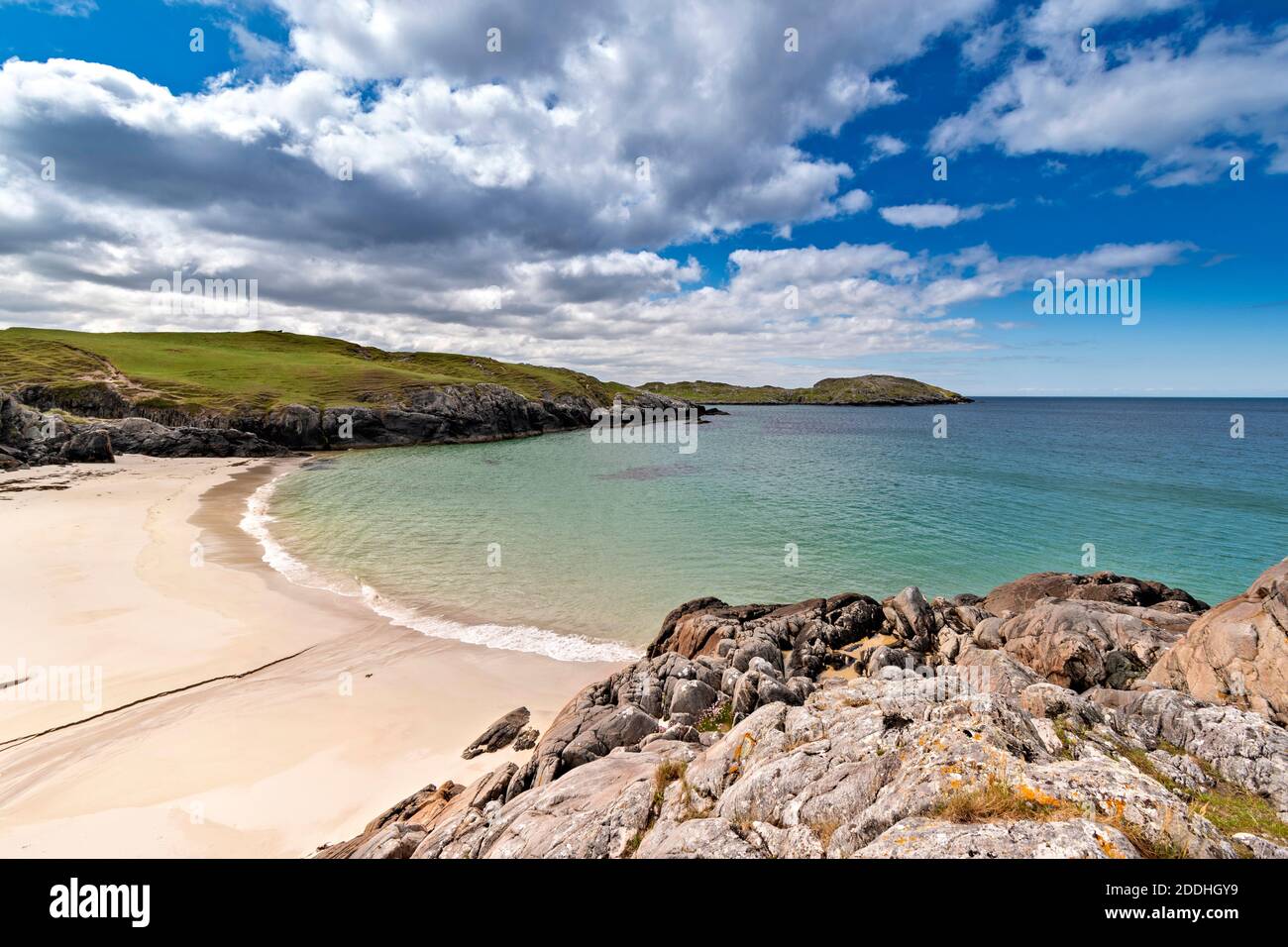 ACHMELVICH BAY LOCHINVER SUTHERLAND SCHOTTLAND MAKELLOSEN WEISSEN SANDSTRAND UND EIN KLARES BLAUES UND TÜRKISFARBENES MEER Stockfoto