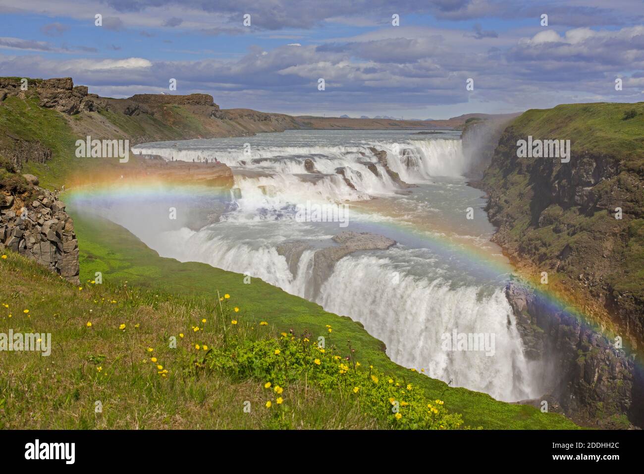 Regenbogen über Gullfoss Wasserfall / Golden Falls in der Schlucht des Flusses Hvítá / White River, Haukadalur, Südwest-Island Stockfoto