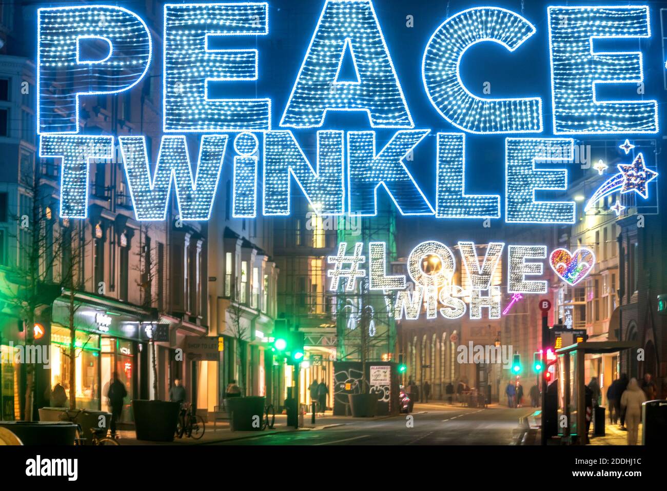 Brighton, 25. November 2020: Weihnachtsbeleuchtung in der normalerweise geschäftigen North Street in Brighton Credit: Andrew Hasson/Alamy Live News Stockfoto