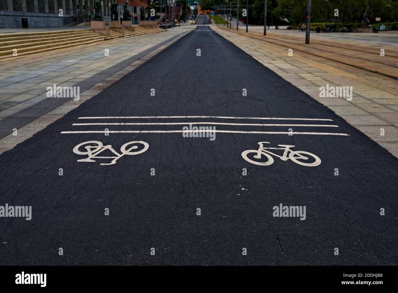 Städtischer Radweg mit Ikonen auf dem Asphalt. . Hochwertige Fotos Stockfoto