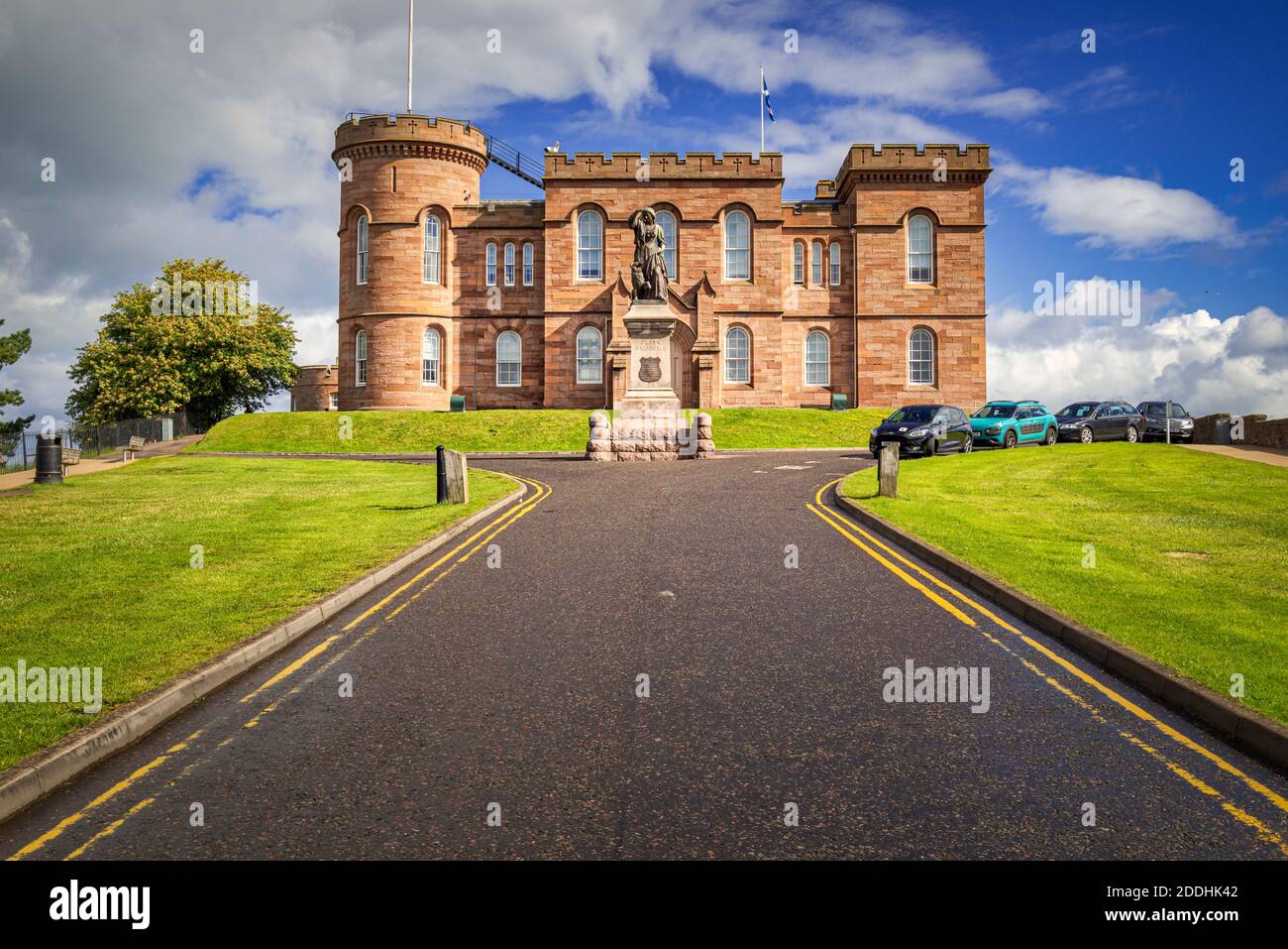 Inverness Castle auf einem grünen Hügel Stockfoto