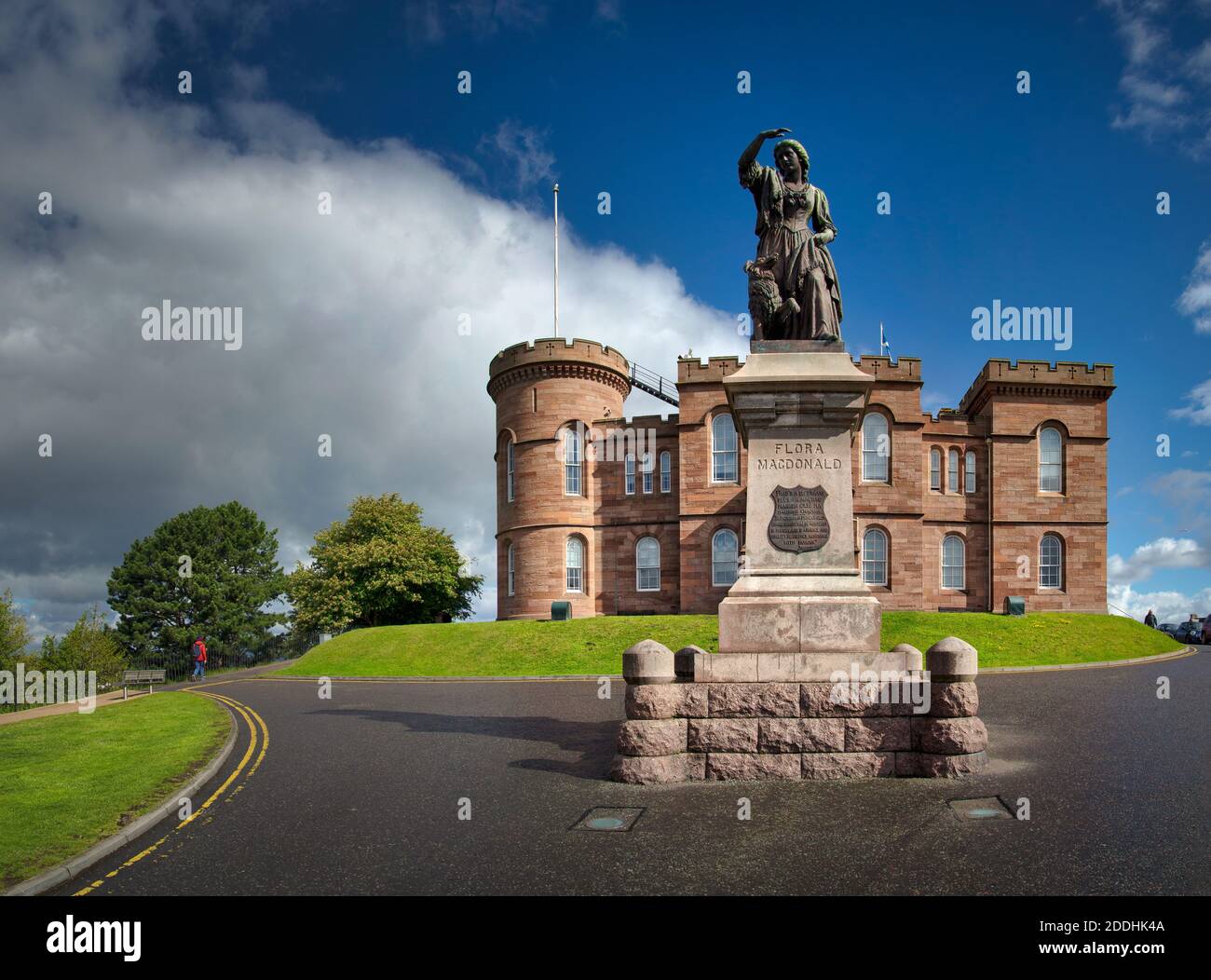 Inverness Castle auf einem grünen Hügel Stockfoto
