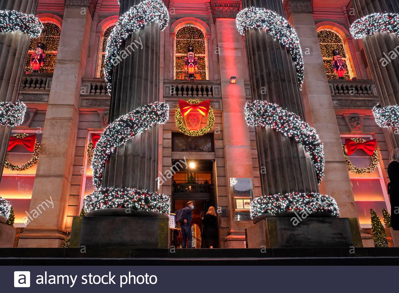 Edinburgh, Schottland, Großbritannien. November 2020. Frühe Weihnachtsbeleuchtung, die die Säulen vor der Dome Bar und dem Restaurant in der George Street schmückt. Kredit: Craig Brown/Alamy Live Nachrichten Stockfoto