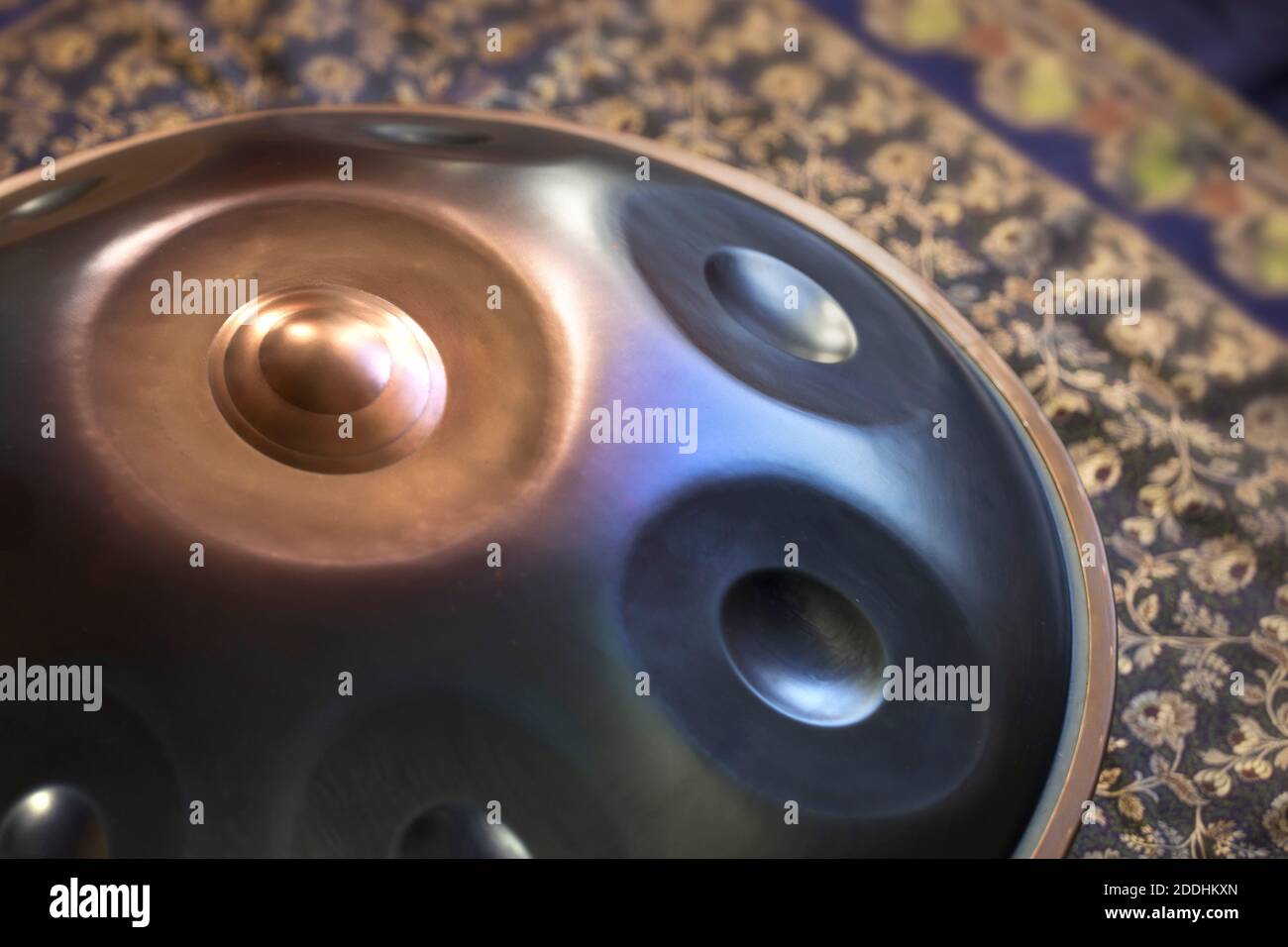 Nahaufnahme der Aufhängetrommel. Hang, Handpan, Trommel Musikinstrument. Stockfoto