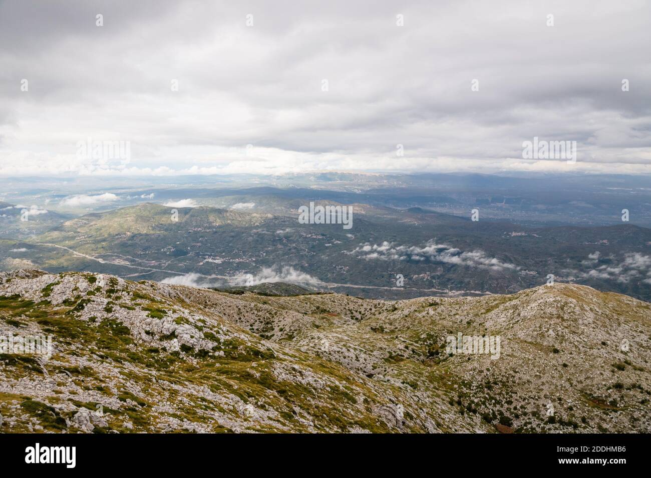 Berg Biokovo, Kroatien. Berglandschaft mit niedrigen Wolken Stockfoto