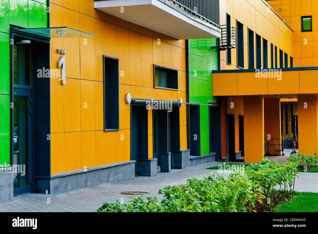 Eingang des farbenfrohen modernen Wohnkomplexes Stockfoto