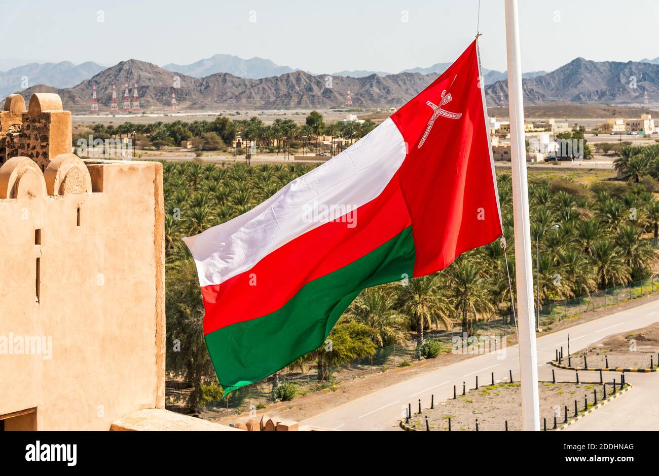 Die Oman Nationalflagge auf der Mauer des Schlosses Jabreen in Bahla im Sultanat Oman. Stockfoto