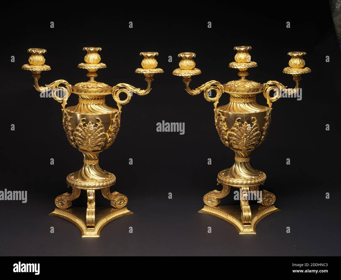 Paar Anderson Candelabra, 1765-70, Manufaktur zugeschrieben Diederich Nicholas Anderson, Design zugeschrieben James 'Athenian' Stuart, EIN Paar George III ormolu Dreizweig Candelabra Stockfoto