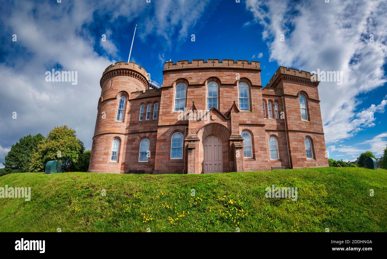 Inverness Castle auf einem grünen Hügel Stockfoto