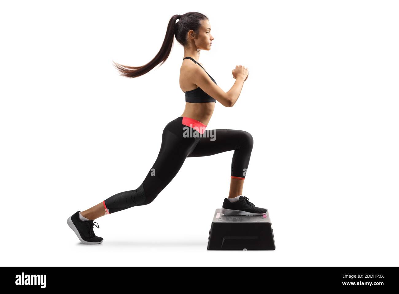 Ganzkörperaufnahme eines Young Fit woma Trainings Step Aerobic isoliert auf weißem Hintergrund Stockfoto