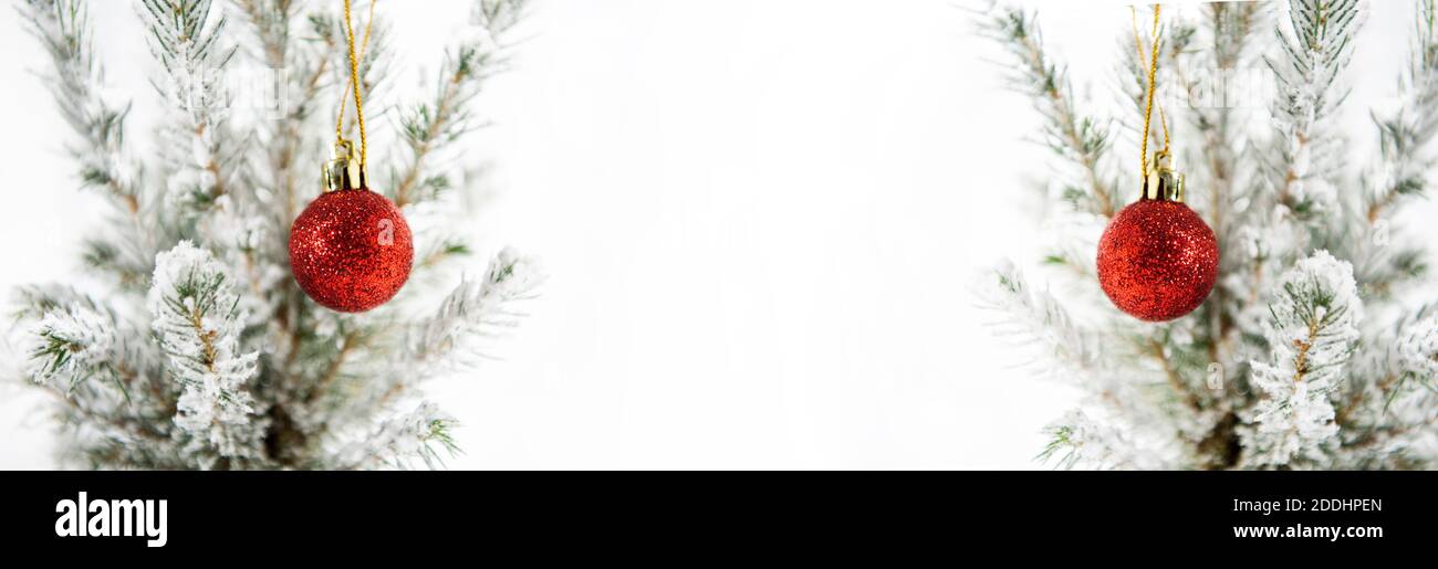 Weihnachtsdekoration. Kleine Weihnachtselemente im Makrofoto. Stockfoto