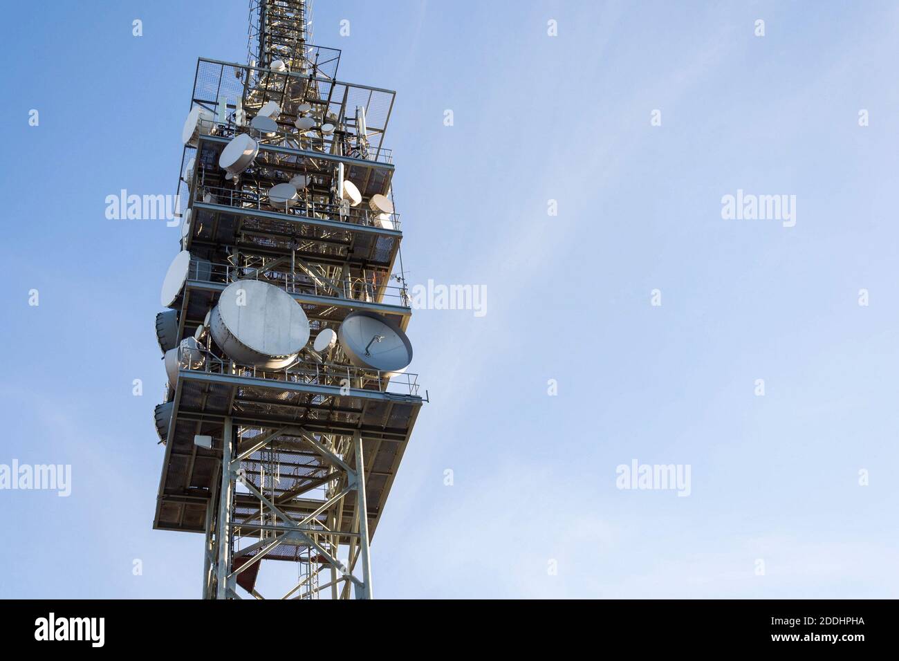 Telekommunikationsturm mit Sendern und Antennen, drahtlose Kommunikation und 5G Breitband-Mobilfunknetze Konzept, klaren blauen Himmel Hintergrund wi Stockfoto