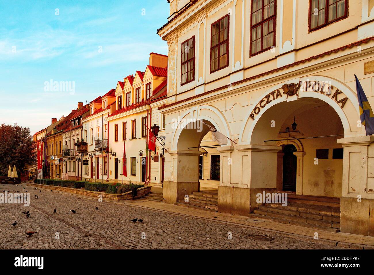 Gebäude am Sandomierz Marktplatz am Morgen. Goldene Stunde. Stockfoto