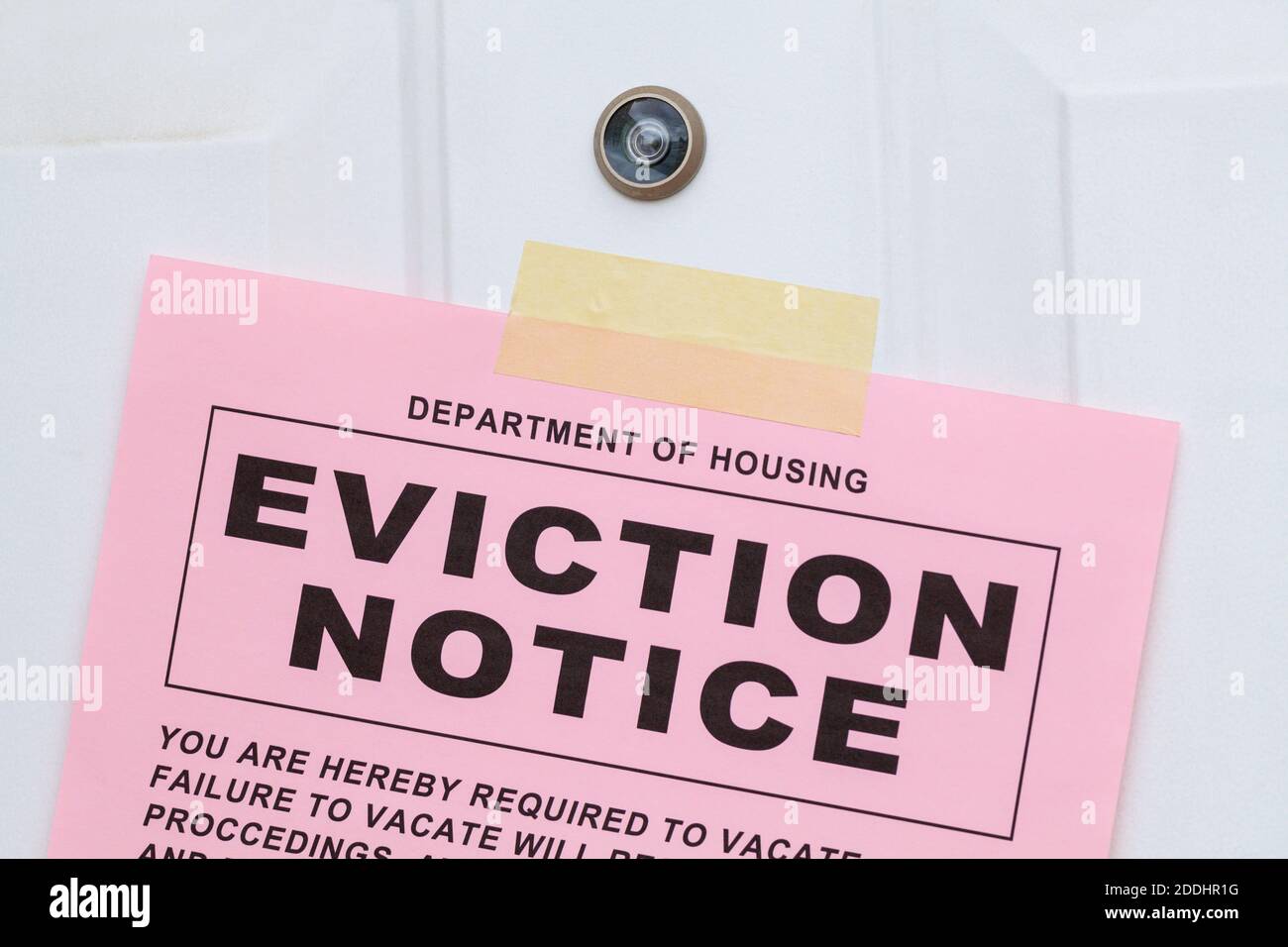 Pink Evction Notice auf Vordertür Close Up aufgeklebt. Stockfoto