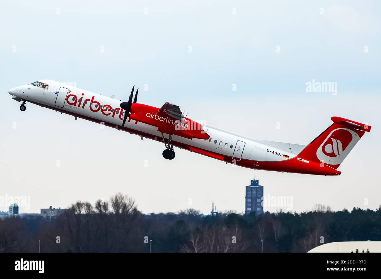 Air Berlin Bombardier DHC-8-402 Q400 (Dash 8) bereitet sich auf den Start am Flughafen Berlin-Tegel vor. Stockfoto