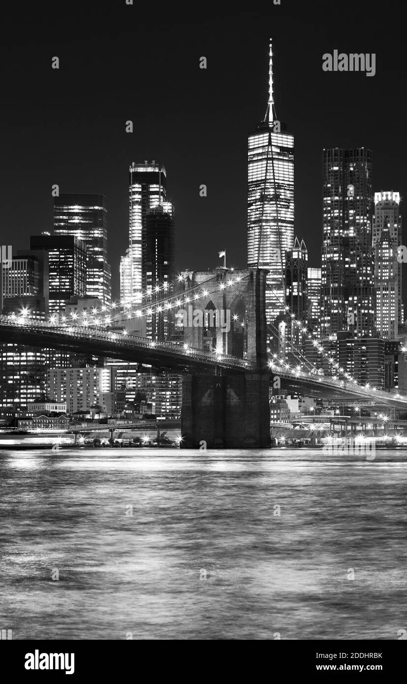 Schwarz-Weiß-Nachtansicht der Brooklyn Bridge und Manhattan Waterfront, New York City, USA. Stockfoto