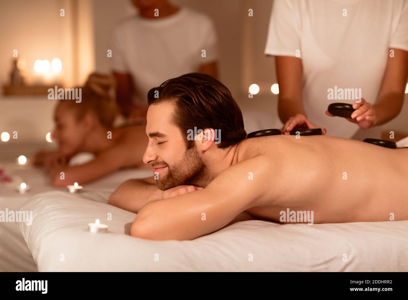 Ehepartner Entspannend Empfangen Exotische Hot Stones Massage Im Spa Stockfoto