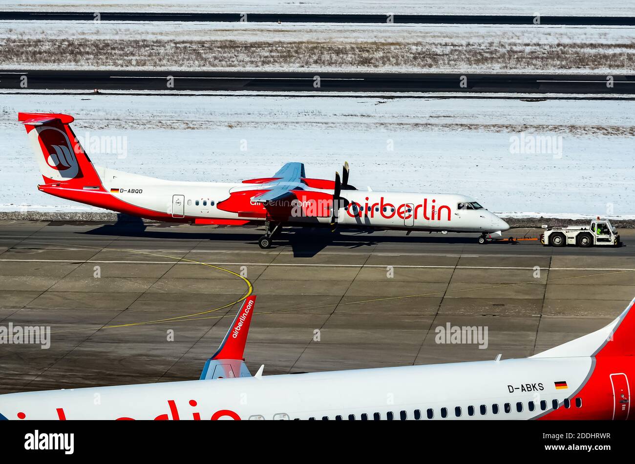 Air Berlin Bombardier DHC-8-402 Q400 (Dash 8) bereitet sich auf den Start am Flughafen Berlin-Tegel vor. Stockfoto