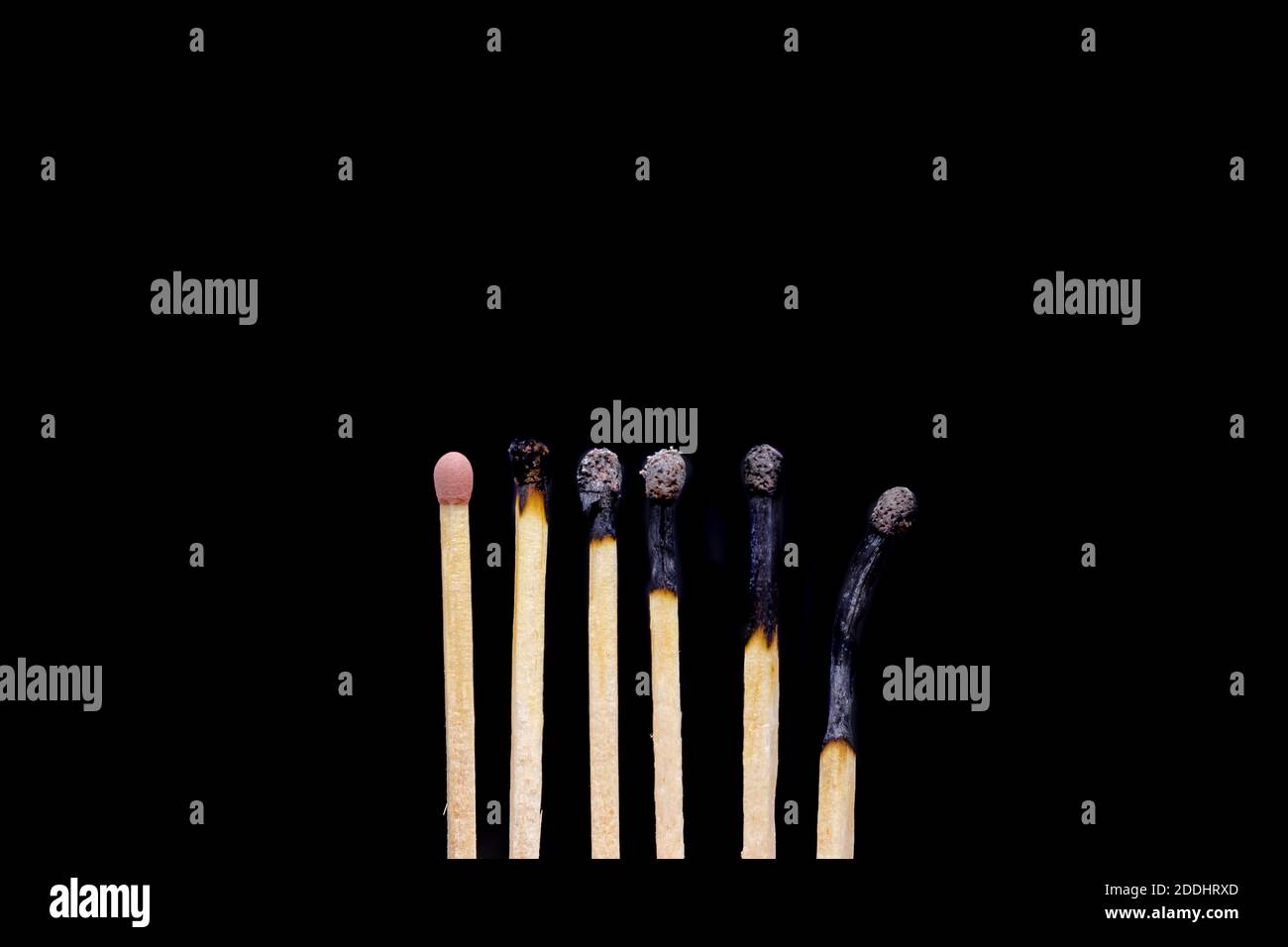 Streichhölzer auf schwarzem Hintergrund isoliert gelöscht Stockfoto