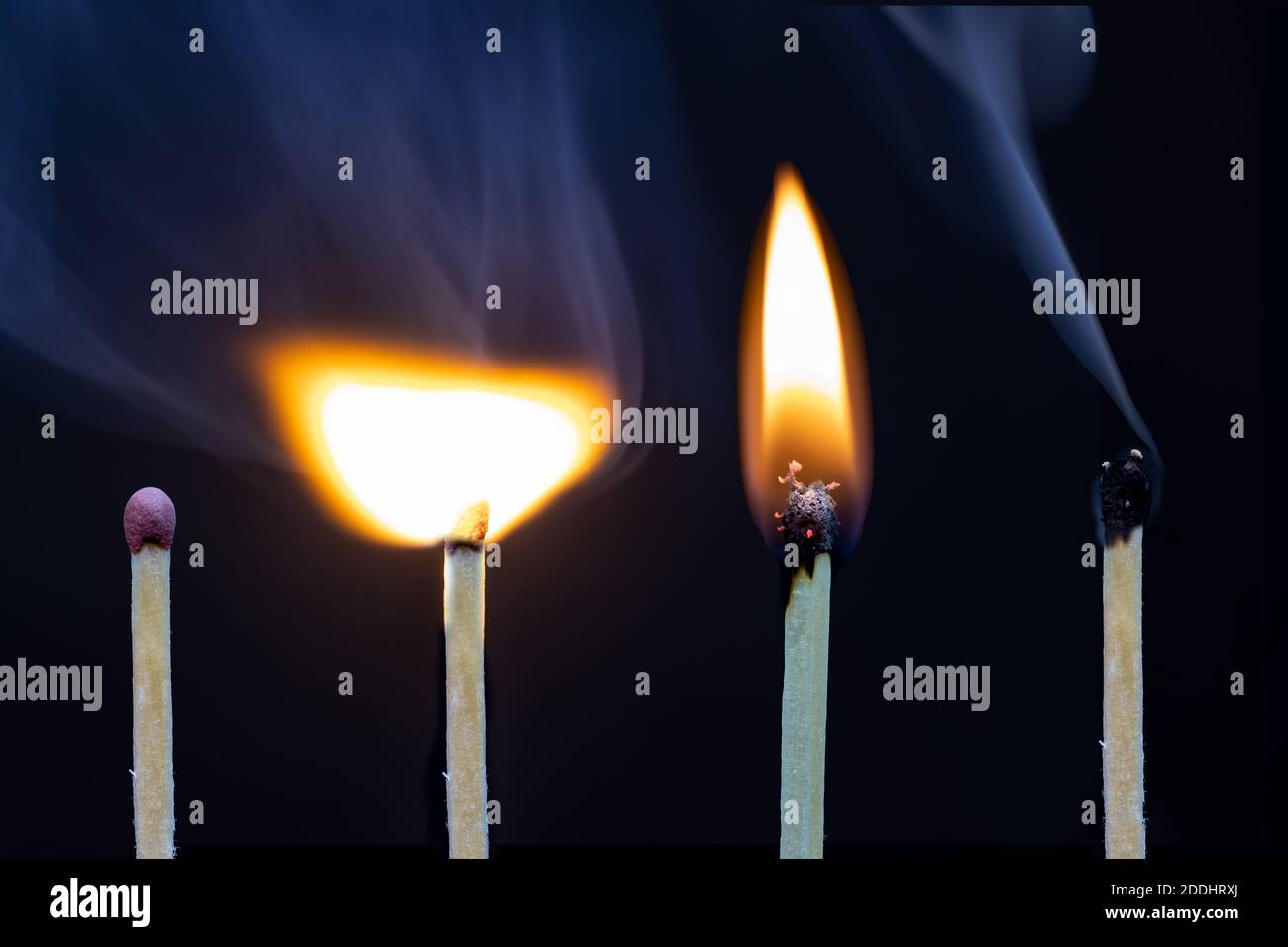 Streichhölzer auf Feuer und gelöscht isoliert auf schwarzem Hintergrund Stockfoto