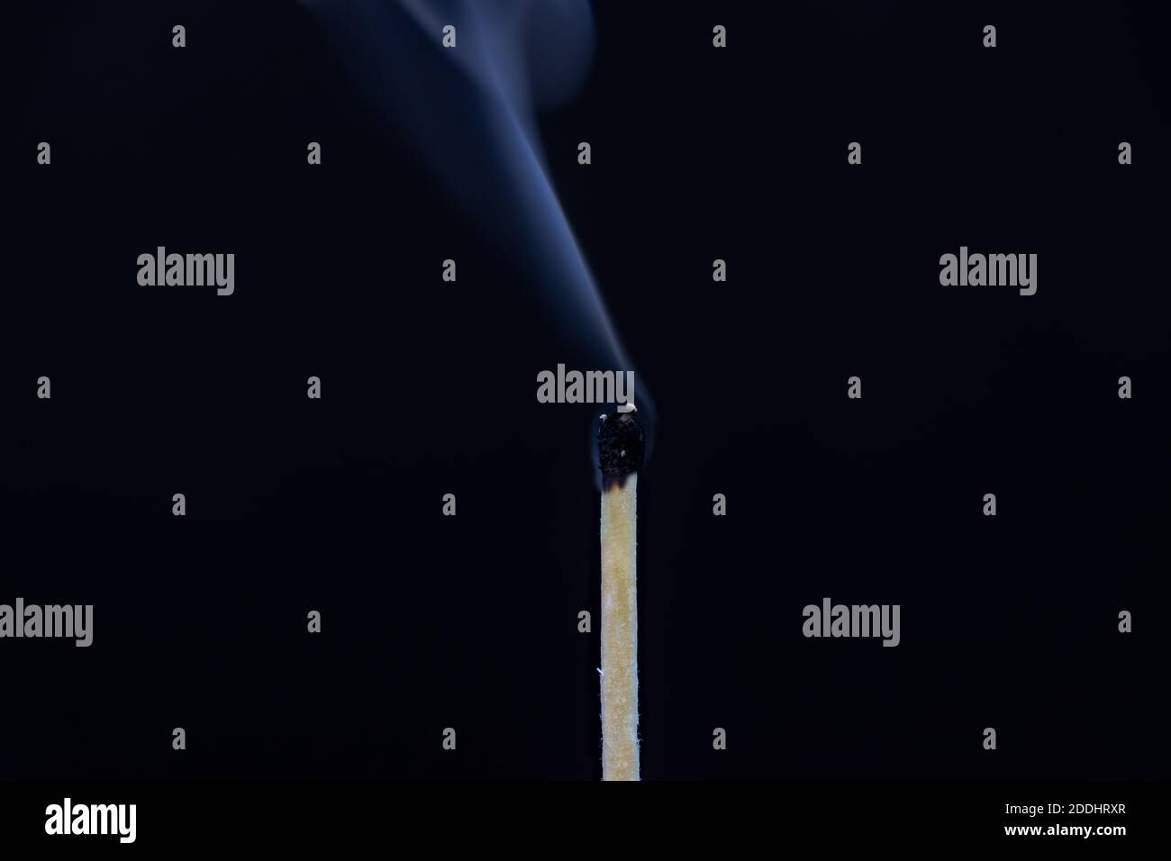 Einzelner Streichholzstab, isoliert auf schwarzem Hintergrund gelöscht Stockfoto