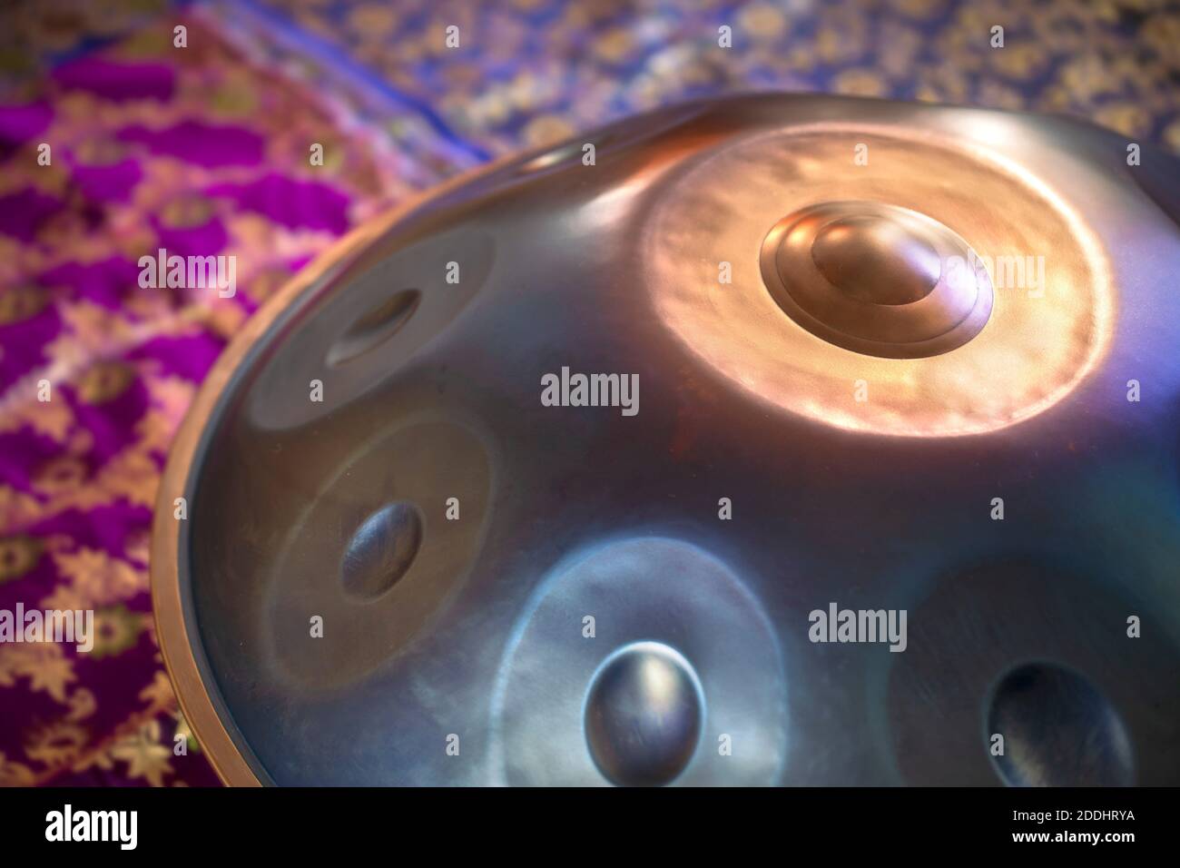 Nahaufnahme der Aufhängetrommel. Hang, handpad, Trommel Musikinstrument glänzend. Spirituelles, heilendes Musikkonzept. Stockfoto