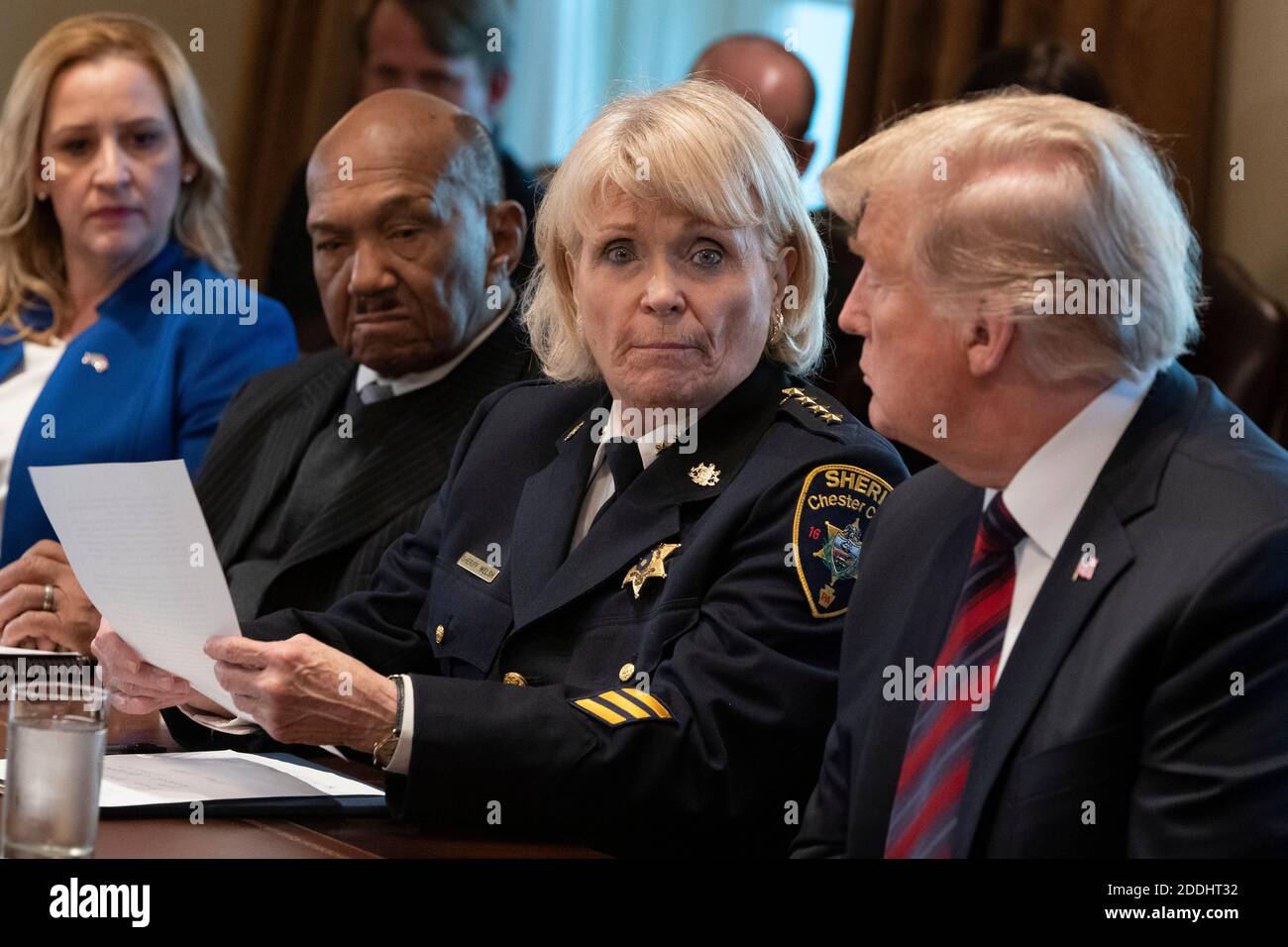 Chester County, Pa Sheriff Carolyn „Bunny“ Welsh (2. Rechts) nimmt an einer Diskussionsrunde über Grenzsicherheit und sichere Gemeinschaften Teil, die vom US-Präsidenten Donald J. Trump am 11. Januar 2019 im Weißen Haus in Washington, DC veranstaltet wird. Der jetzt pensionierte Sheriff wurde mit Diebstahl und Umleitung von Dienstleistungen in einem angeblichen System, um Steuerzahler für Freiwilligenarbeit zugunsten einer K-9-Einheit in Chester County am 24. November 2020 in Rechnung gestellt. Quelle: Chris Kleponis/Pool via CNP - weltweite Nutzung Stockfoto