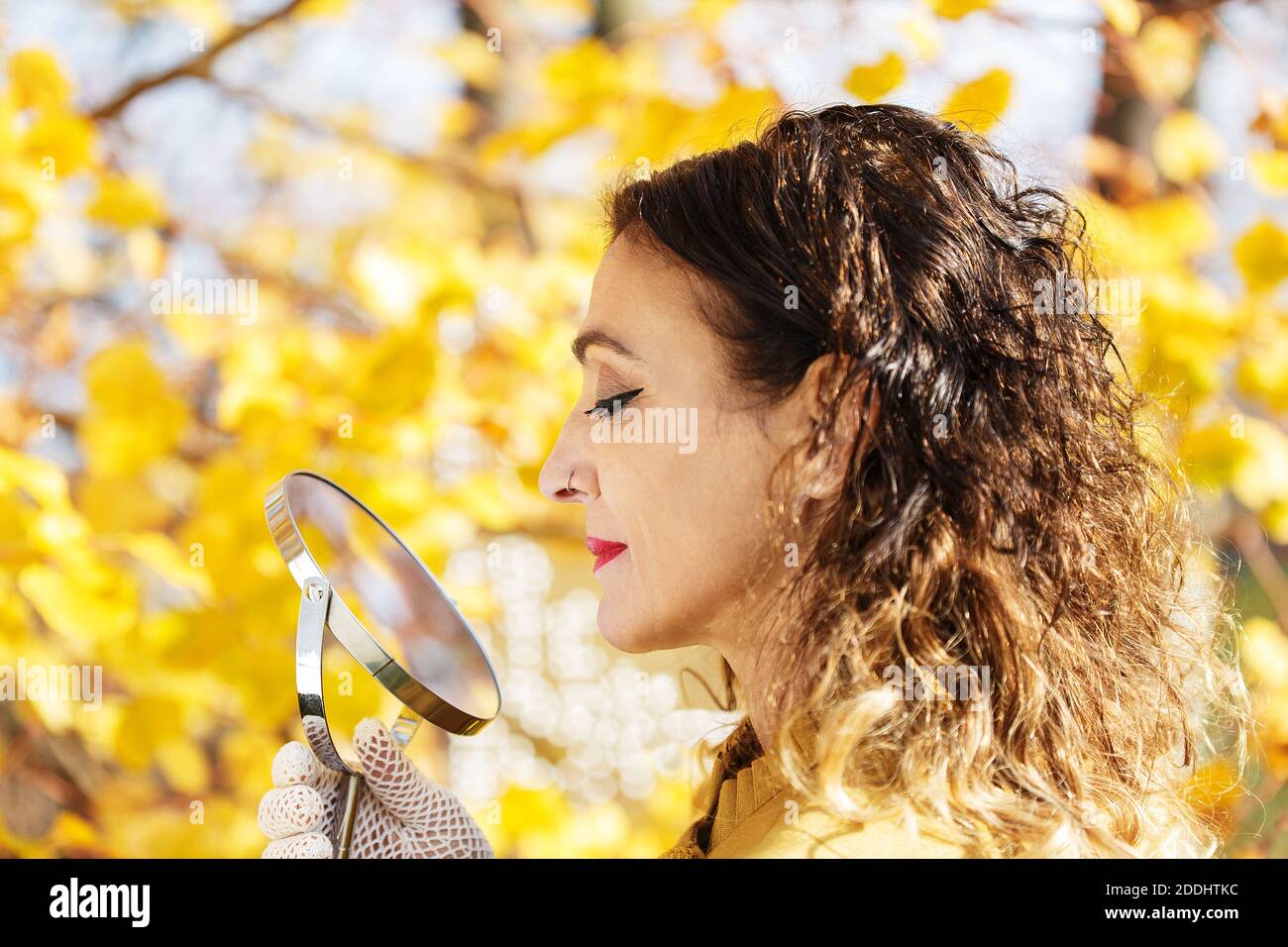 Frau retuschieren Make-up in einem Park, spanien Stockfoto