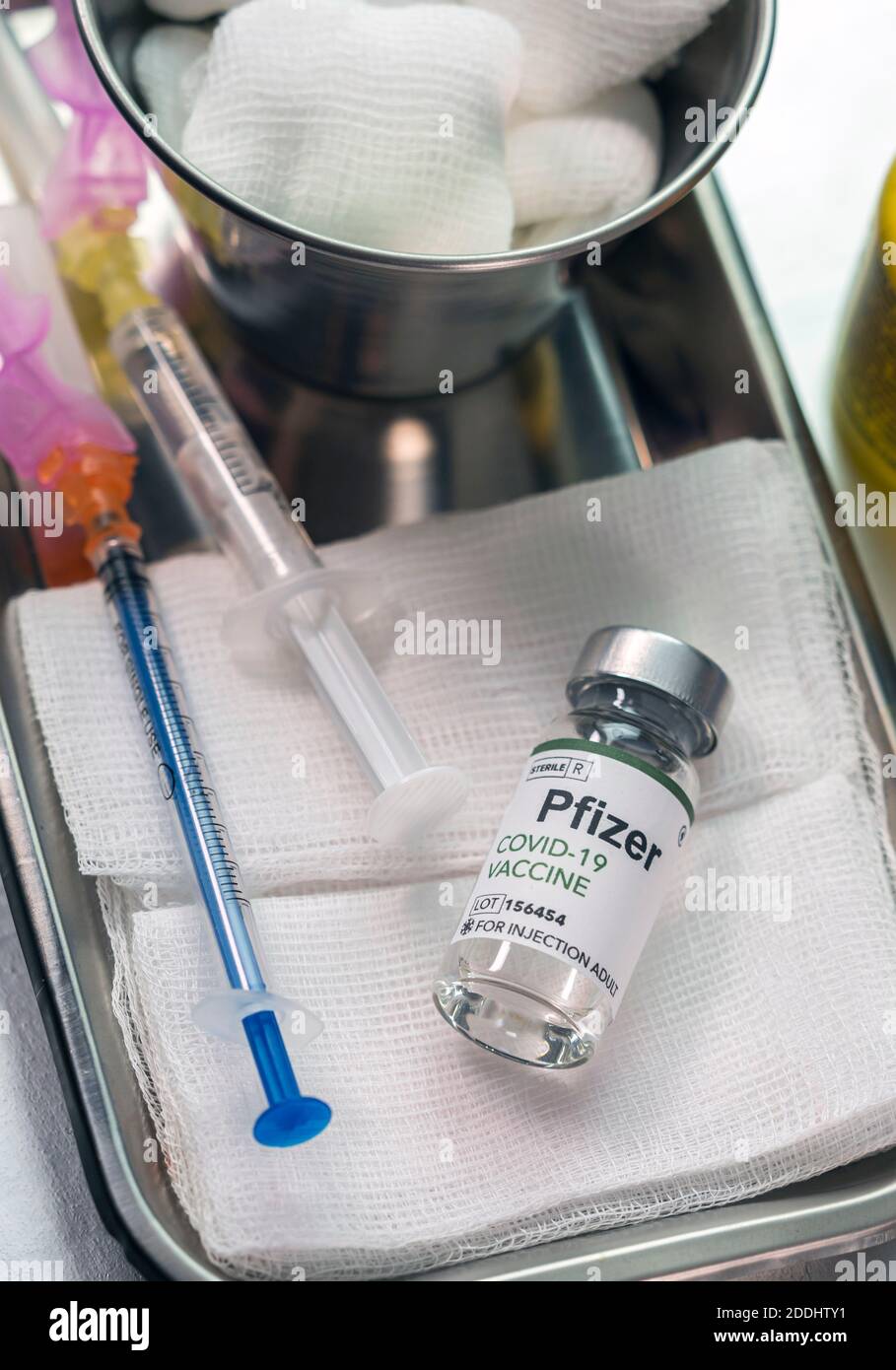 Coronavirus covid-19 experimenteller Impfstoff im Labor, konzeptuelles Bild, fiktive experimentelle Behandlung Stockfoto