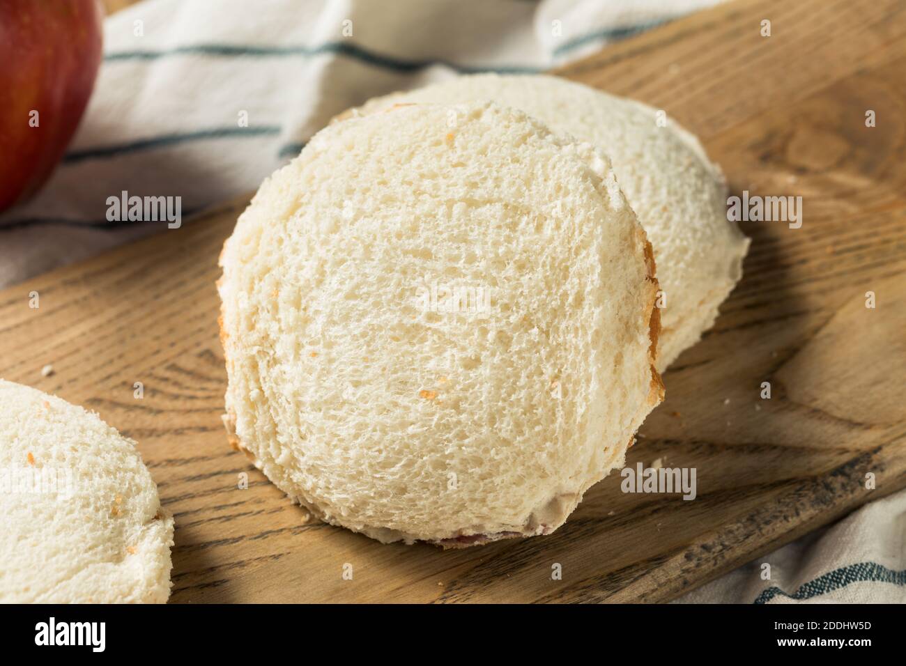 Gesunde hausgemachte Krustenlose Erdnussbutter Jelly Sandwich in einem Kreis Stockfoto
