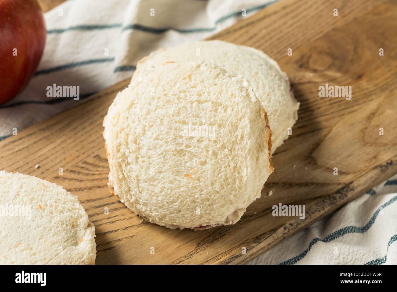Gesunde hausgemachte Krustenlose Erdnussbutter Jelly Sandwich in einem Kreis Stockfoto