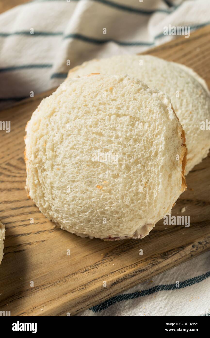 Gesunde hausgemachte Krustenlose Erdnussbutter Jelly Sandwich in einem Kreis Stockfoto