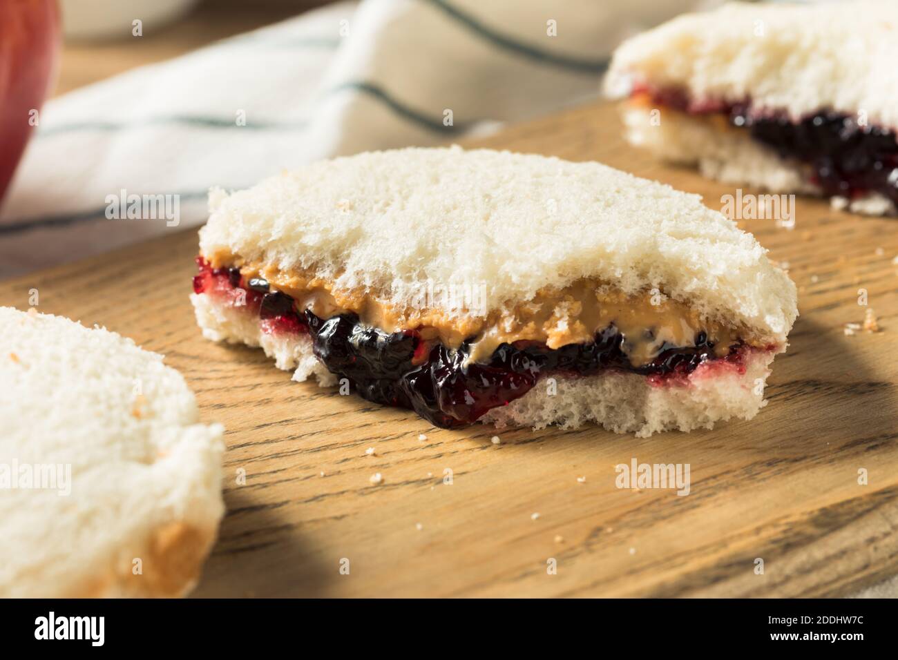 Gesunde hausgemachte Krustenlose Erdnussbutter Jelly Sandwich in einem Kreis Stockfoto