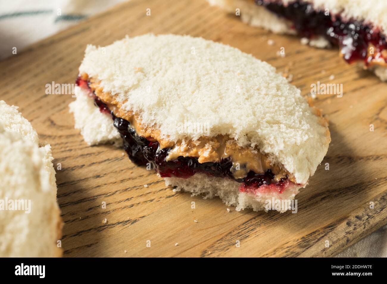 Gesunde hausgemachte Krustenlose Erdnussbutter Jelly Sandwich in einem Kreis Stockfoto