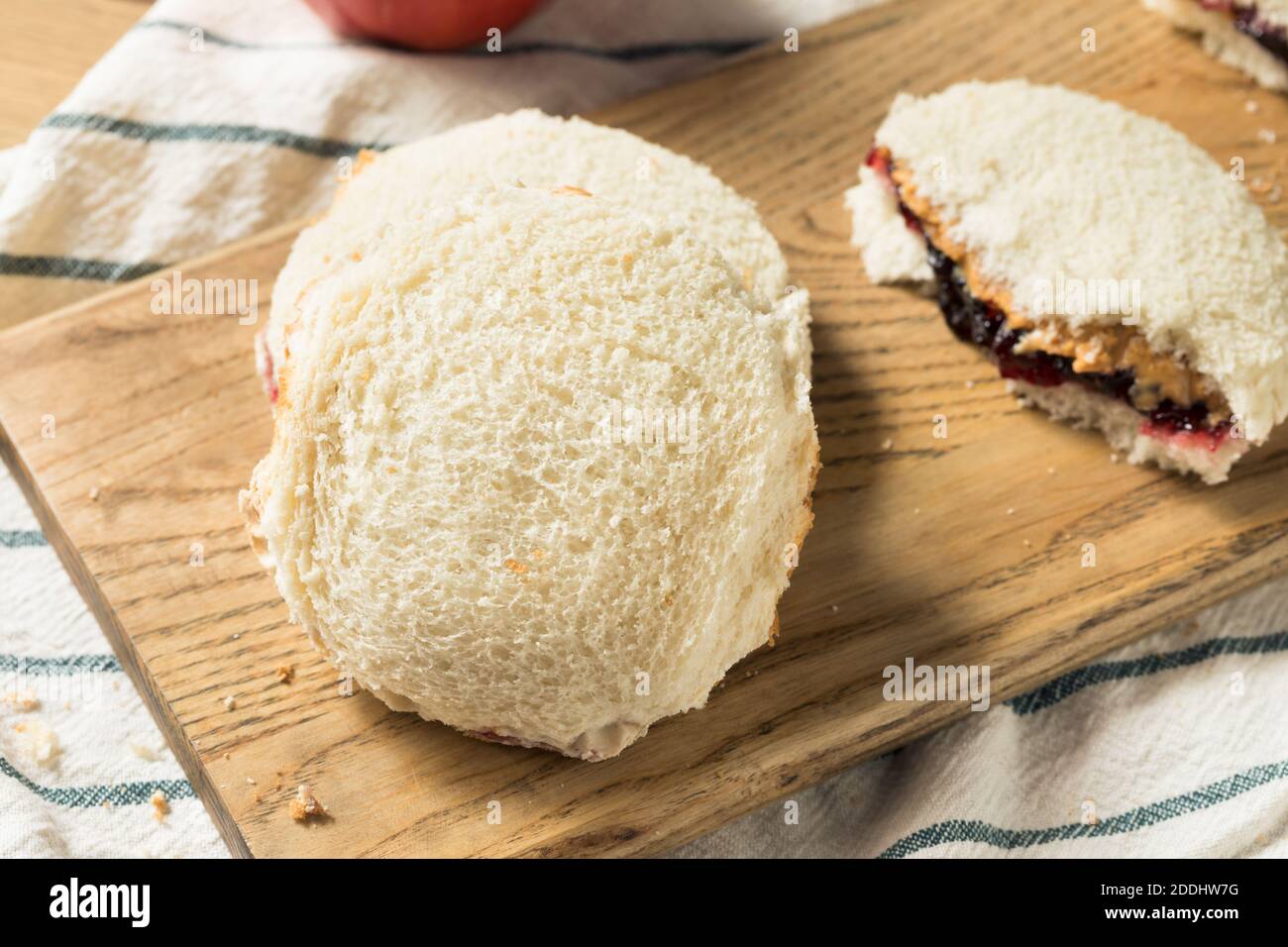 Gesunde hausgemachte Krustenlose Erdnussbutter Jelly Sandwich in einem Kreis Stockfoto