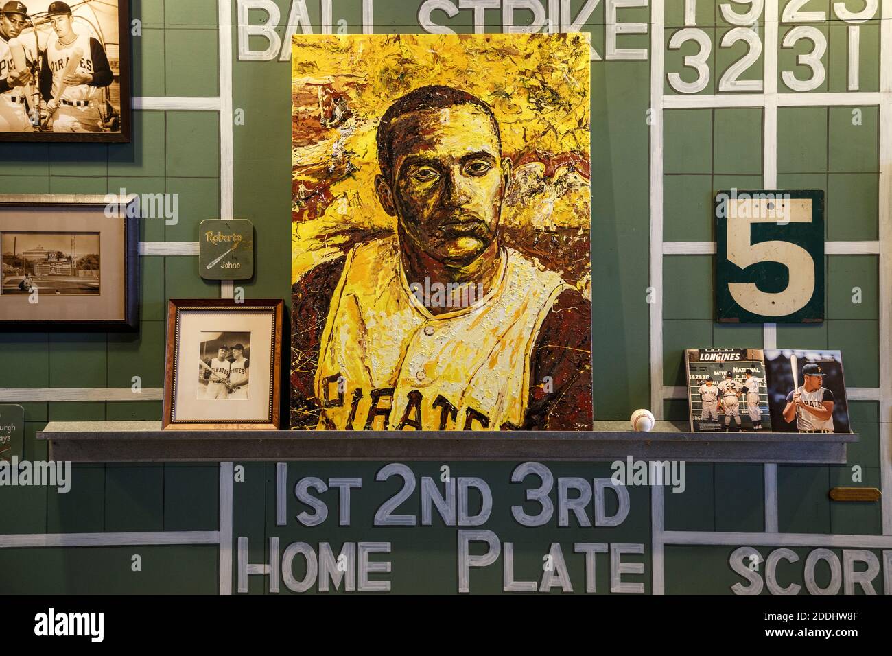 Anzeigetafel und Roberto Clemente Erinnerungsstücke, die Clemente Museum, Pittsburgh, Pennsylvania, USA Stockfoto