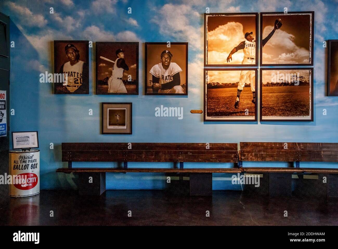 Fotografien von Roberto Clemente (mit 'Angel Wings' rechts vom Fotografen Jim Klingensmith), The Clemente Museum, Pittsburgh, Pennsylvania USA Stockfoto