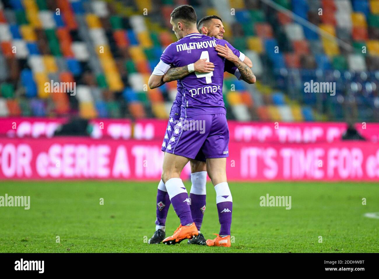 Friuli - Dacia Arena Stadion, Udine, Italien, 25 Nov 2020, Glück von Cristiano Biraghi (Fiorentina) und Nikola Milenkovic (Fiorentina) für den Sieg des Spiels während Udinese Calcio gegen ACF Fiorentina, italienischer Fußball Coppa Italia Spiel - Foto Ettore Griffoni / LM Kredit: Ettore Griffoni/Alamy Live News Stockfoto