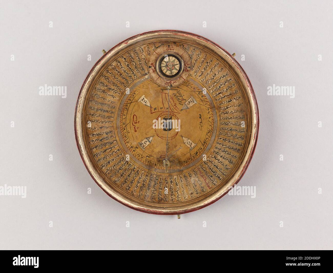 Qibla Indikator, 1700-1825 auch bekannt als Qibla Kompass, Qibla Indikatoren werden verwendet, um die Richtung und Zeit des Gebets von muslimischen Gläubigen zu finden. Nach den zentralen Grundsätzen (oder fünf Säulen) des Islam müssen sie fünf Mal am Tag beten., Angewandte Kunst, Religion, Islam Stockfoto