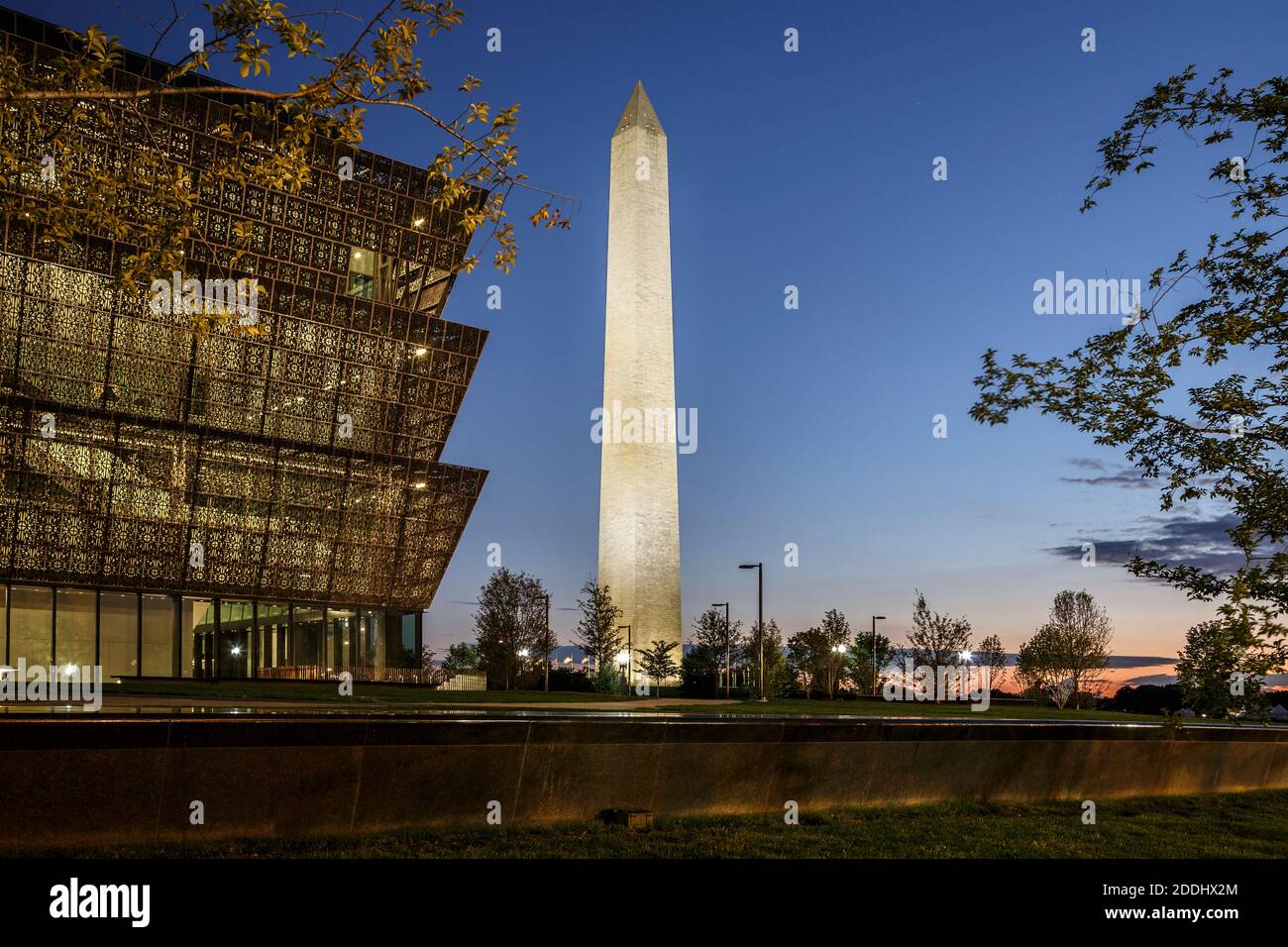 Smithsonian nationalen Museum für Afrikanische Amerikanische Geschichte und Kultur (links) und Washington Monument, Washington, District of Columbia USA Stockfoto