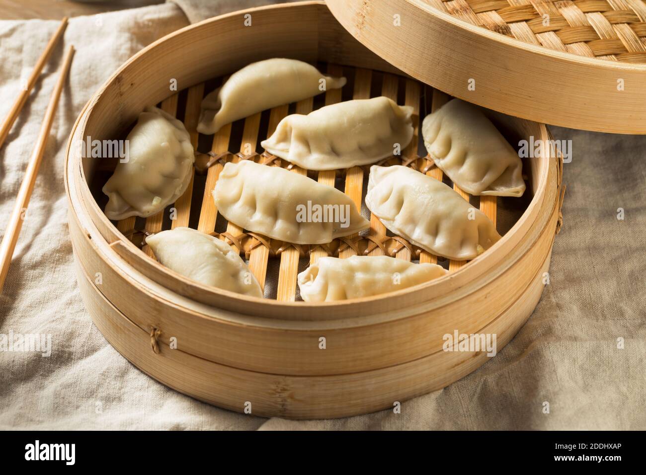 Hausgemachte gedünstete Schweinefleischknödel bereit zum Essen Stockfoto