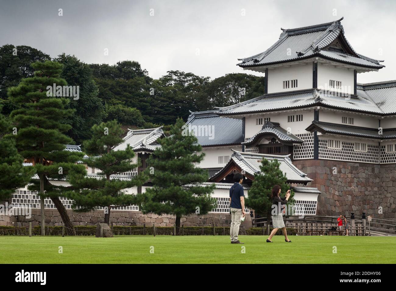 Horizontale Ansicht von einigen Touristen, die Fotos im Kanazawa Castle Park, Japan Stockfoto